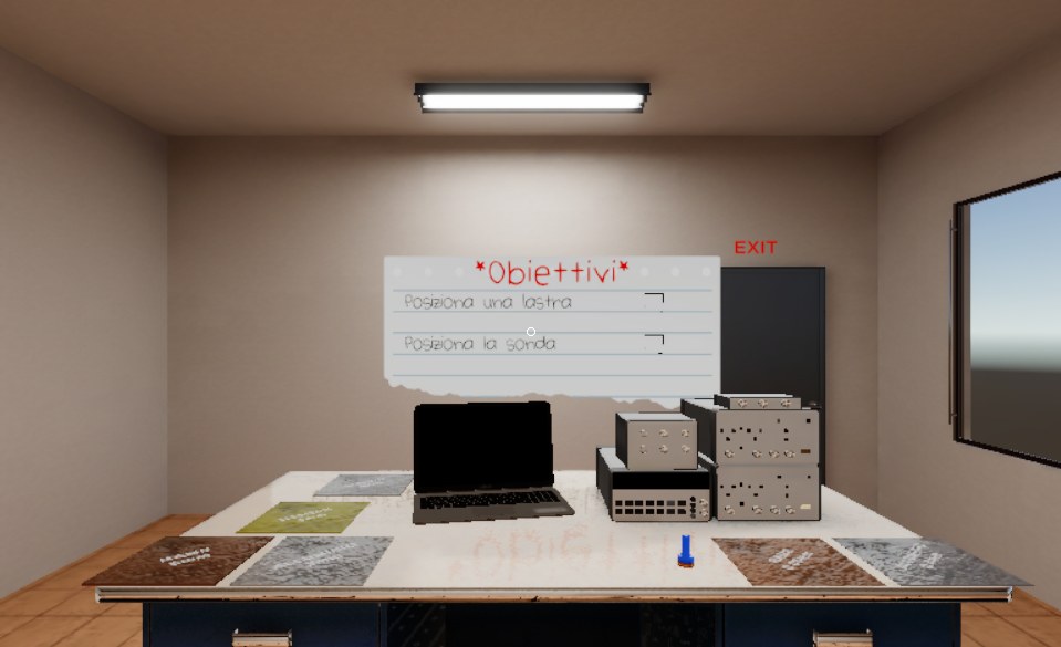 Laboratorio virtuale SkillSphere visto in prima persona, con lavagna degli obiettivi e provini di materiale sul banco di lavoro